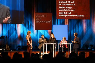 Vergrößerte Ansicht von Neujahrsempfang 2024: Talkrunde zum Ehrenamt mit Dominik Mondl vom TV 1880 Käfertal e.V., Ines Reichel von der Freiwilligen Feuerwehr und Esther Noack, Vorlesepatin des Projekts „Mannheim liest vor“