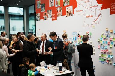 Vergrößerte Ansicht von Neujahrsempfang 2024: OB Christan Specht im Gespräch mit Bürgerinnen und Bürgern