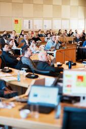 Vergrößerte Ansicht von Gut besuchte Innenstadtkonferenz im Stadthaus N1