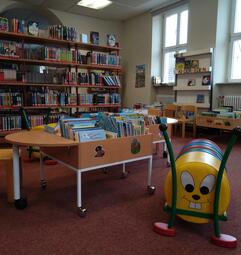 Vergrößerte Ansicht von Bücherregale mit Spieleecke für Kinder