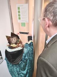 Vergrößerte Ansicht von Besuch der Sternsinger im Rathaus 2024 (02)