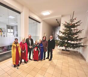 Vergrößerte Ansicht von Besuch der Sternsinger im Rathaus 2024 (01)