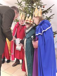 Vergrößerte Ansicht von Besuch der Sternsinger im Rathaus 2024 (03)