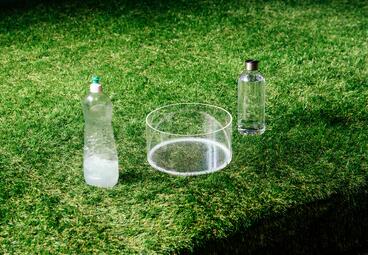 Vergrößerte Ansicht von Eine Glasschale, daneben eine Flasche mit Spüli und eine Flasche mit Wasser.