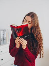 Vergrößerte Ansicht von Lesende Frau