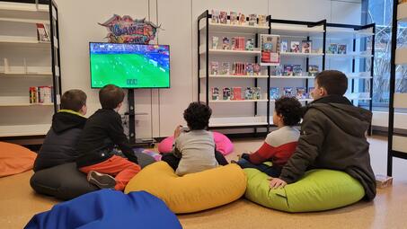 Vergrößerte Ansicht von Kinder im Gaming-Bereich der Stadtbibliothek