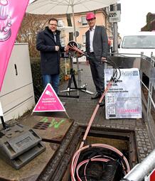 Vergrößerte Ansicht von Bürgermeister Dr. Volker Proffen (..) mit Joachim Otto, Local Head Heilbronn bei der Deutschen Telekom, an der Baustelle in Neckarau.