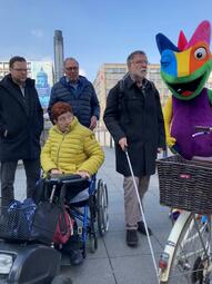 Vergrößerte Ansicht von Wunsch nach mehr Umsicht und Rücksichtnahme: ein Fahrradfahrer hat seinen Drahtesel so abgestellt, dass er für Blinde zum Hindernis wird.