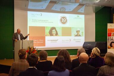 Vergrößerte Ansicht von Besuch Ministerin Hoffmeister-Kraut in Kontaktstelle Frau und Beruf (02)