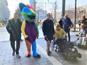 Vergrößerte Ansicht von Bürgermeister und Sicherheitsdezernent Dr. Volker Proffen, Maskottchen Chämy, Karlheinz Schneider vom BBSV, Elke Campioni von der AG Barrierefreiheit Rhein-Neckar e. V. beim Rundgang