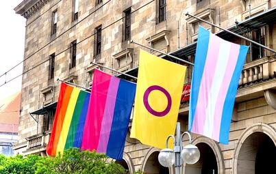 Vergrößerte Ansicht von Stadt Mannheim - Beflaggung des Mannheimer Rathauses zum IDAHOBIT 2021, dem internationalen Tag gegen Querfeindlichkeit (17. Mai), mit folgenden Fahnen (von links nach rechts) Regenbogenfahne, Bi-Pride-Fahne, Inter-Pride-Fahne und Trans-Pride-Fahne