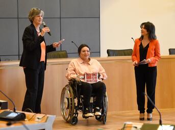 Vergrößerte Ansicht von Forum für Inklusion und Barrierefreiheit: Kommunikation in der inklusiven Stadt: Ursula Frenz, Beauftragte für die Belange von Menschen mit Behinderungen, Stadt Mannheim und die Moderatorinnen Kim Lumelius und Rosa Omenaca Prado (v.l.n.r.)