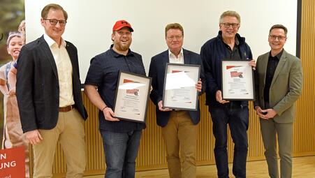 Vergrößerte Ansicht von Bürgermeister Eisenhauer mit den neuen Vereinen