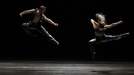 Vergrößerte Ansicht von Tänzerin und Tänzer in sehr hohem Sprung Bühnenfoto
