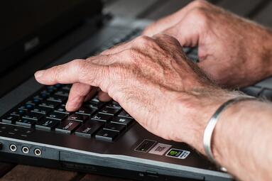 Vergrößerte Ansicht von Hände auf Laptop-Tastatur
