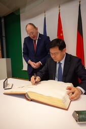 Vergrößerte Ansicht von Besuch einer Delegation aus Qingdao (01)