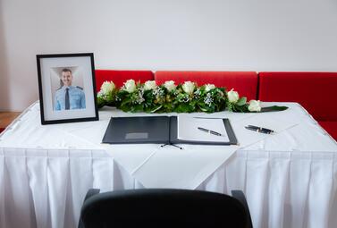 Vergrößerte Ansicht von Kondolenzbuch für den getöteten Polizisten im Rathaus E 5