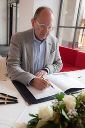 Vergrößerte Ansicht von Oberbürgermeister Christian Specht trägt sich in das Kondolenzbuch für den getöteten Polizisten ein