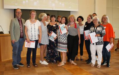 Vergrößerte Ansicht von Zertifikatsuebergabe Kindertagespflege 2024: Mannheimer Kindertagespflegepersonen mit mehr als 20 Jahren Berufserfahrung wurden durch Bürgermeister Dirk Grunert geehrt.