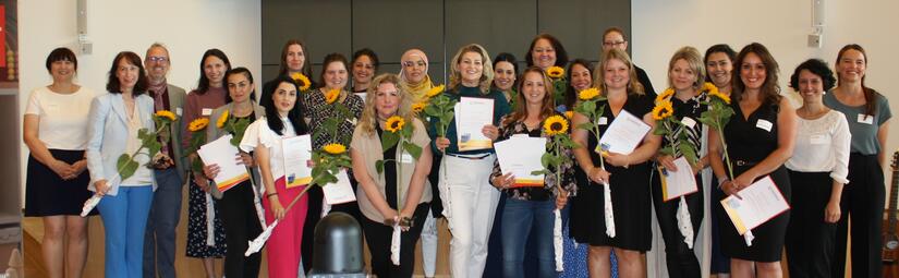 Vergrößerte Ansicht von Zertifikatsübergabe Kindertagespflege 2024: Bürgermeister Dirk Grunert überreicht neuen Kindertagespflegepersonen ihre Zertifikate