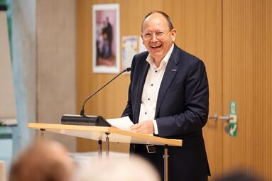 Vergrößerte Ansicht von OB Christian Specht beim 9. Regenbogenempfang