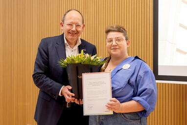 Vergrößerte Ansicht von Oberbürgermeister Christian Specht und Kristin Pelzer, Leitung des Bereichs PLUS for Refugees und Teil der Geschäftsführung