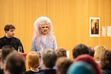 Vergrößerte Ansicht von Moderatorin Shayma Alqueer