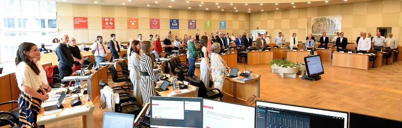 Vergrößerte Ansicht von Die Mitglieder des neuen Gemeinderats bei der Verpflichtung