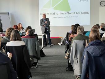 Vergrößerte Ansicht von Erfolgreiche Fachtagung zu AD(H)S und Sucht in Mannheim - Dr. Peter Schäfer, Leiter des Fachbereichs Jugendamt und Gesundheitsamt begrüßt die Teilnehmenden