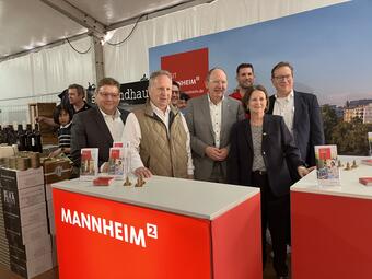 Vergrößerte Ansicht von Die Delegation am Mannheim-Stand auf der Weinmesse Bacchus