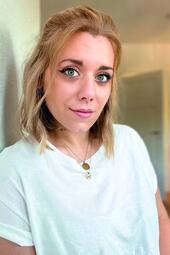 Vergrößerte Ansicht von Portrait einer jungen blonden Frau, Kyra Groh.