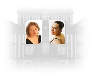 Vergrößerte Ansicht von Zwei kleine Portraitfotos, verbunden durch ein Pluszeichen, vor dem blassgrauen Hintergrund des Mannheimer Schlosses. Das linke Foto zeigt Dorothea Rieger, das rechte Anna Panagopoulos.