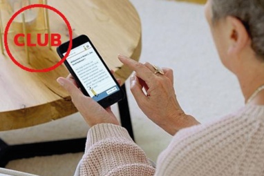 Vergrößerte Ansicht von Blick über die Schulter einer grauhaarigen Frau, die ein Smartphone in der Hand hält. Links oben der Stempel "Club".