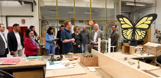 Vergrößerte Ansicht von OB Specht bei der JVA Mannheim