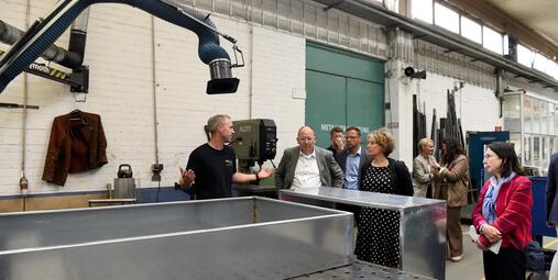 Vergrößerte Ansicht von OB Specht bei der JVA Mannheim