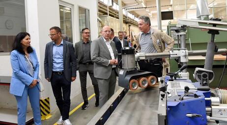 Vergrößerte Ansicht von OB Specht bei der JVA Mannheim