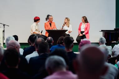 Vergrößerte Ansicht von Diskussionsrunde unter Moderation von Janboris Ann-Kathrin Rätz