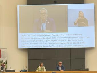Vergrößerte Ansicht von Bürgermeister Thorsten Riehle und Ursula Frenz, Beauftragte für die Belange von Menschen mit Behinderungen