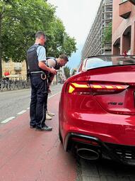 Vergrößerte Ansicht von 45 Fahrerinnen und Fahrer erwartet eine Anzeige wegen der unnötigen Verursachung von Lärm.