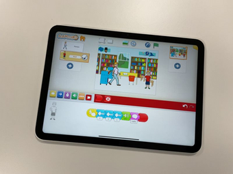 Vergrößerte Ansicht von Auf einem Tablet läuft die Scratch Jr. App.