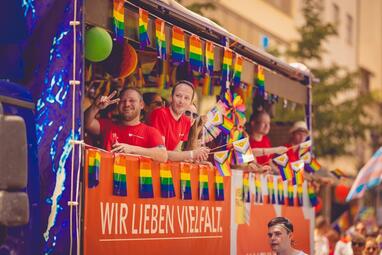 Vergrößerte Ansicht von Monnem Pride 2025: Städtischer Wagen