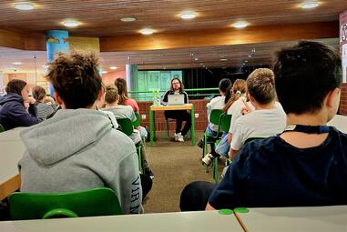 Vergrößerte Ansicht von Workshop mit Markus Altmeyer. Kinder sind von hinten zu sehen, die dem Feuergriffelpreisträger zuhören.