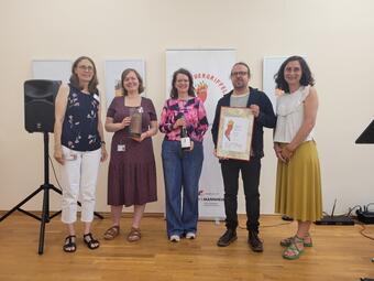 Vergrößerte Ansicht von Bettina Harling (Leitung Bibliothekspädagogik), Christine Wieder (Leitung Stadtbibliothek), Birgitt Sandner-Schmitt (Förderkreis Stadtbibliothek), Markus B. Altmeyer, Gizem Weber (DTI)