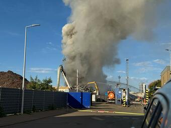 Vergrößerte Ansicht von In einem schrottverarbeitenden Betrieb war am Freitag gegen 4:40 Uhr ein Feuer ausgebrochen. 