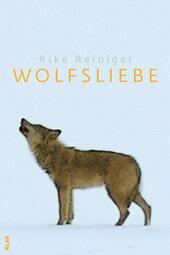 Vergrößerte Ansicht von Gelbe Schrift: &quot;Wolfsliebe&quot; - als Bild ist ein Wolf in einer Schneelandschaft zu sehen.