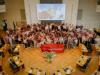 Vergrößerte Ansicht von Azubi im Ratssaal