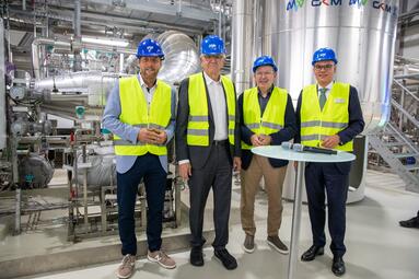 Vergrößerte Ansicht von Ministerpräsident Winfried Kretschmann besucht erste Flusswärmepumpe von MVV in Mannheim