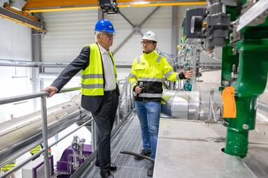 Vergrößerte Ansicht von Ministerpräsident Winfried Kretschmann besucht erste Flusswärmepumpe von MVV in Mannheim (02)