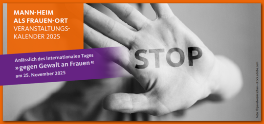 Vergrößerte Ansicht von Titelbild des Kalanders zum Aktionsmonat März: verschwommenes schwarz-weißes Foto von einer Frau, die ausgestreckte Hand mit dem Wort Stop vor das Gesicht hält auf orangenem Hintergrund