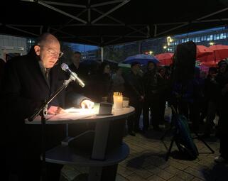 Vergrößerte Ansicht von Gedenken für die Opfer des Nationalsozialismus am Kubus 2025